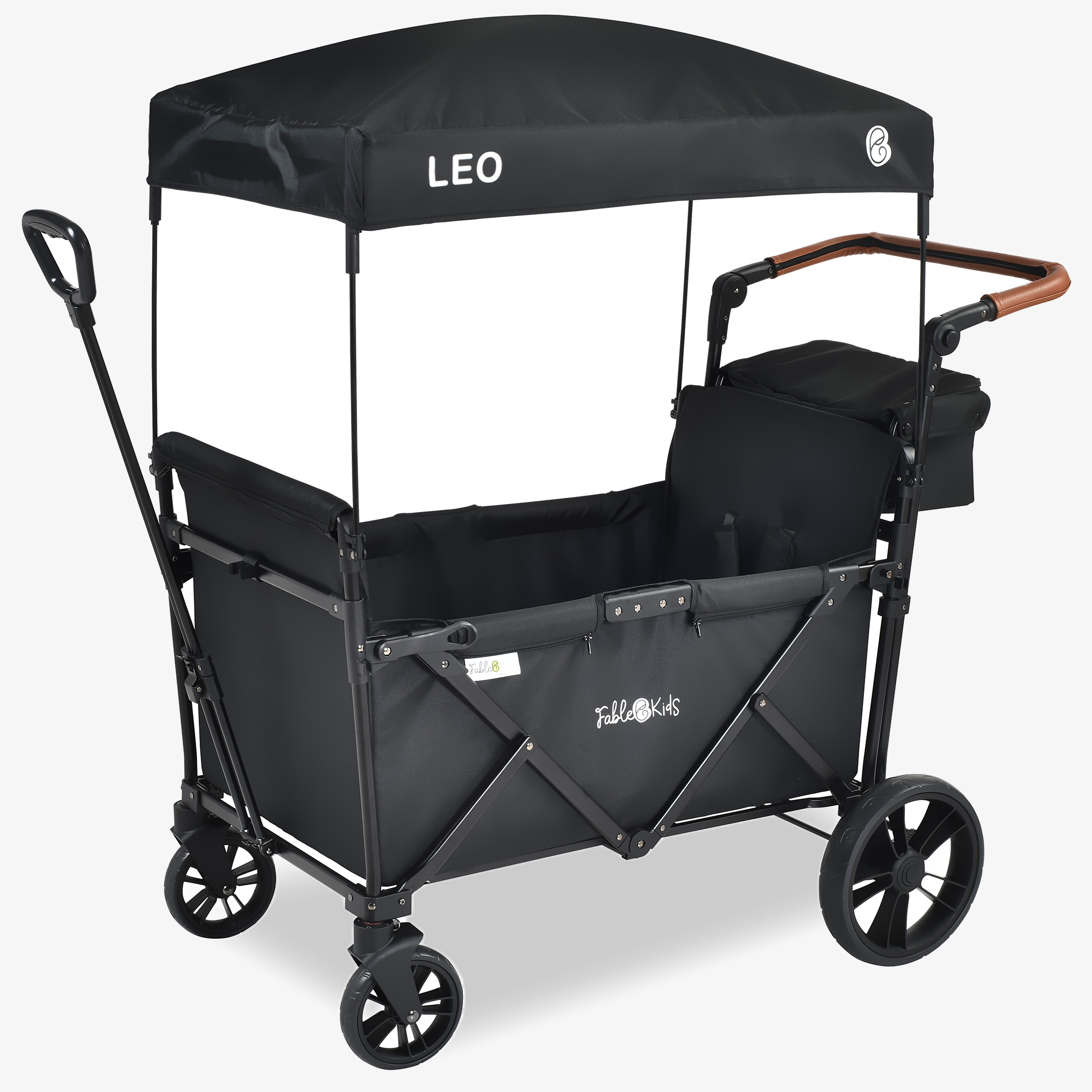 FableKids LEO X2 Lite trækvogn. Trækvogn- og skubbestang, rummelig taske bagpå, sammenklappelig med overdækket motorhjelm.